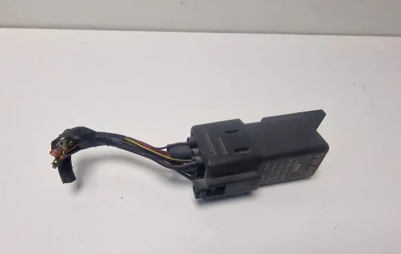 Volkswagen Golf V Glow plug pre-heat relay 03G907282A