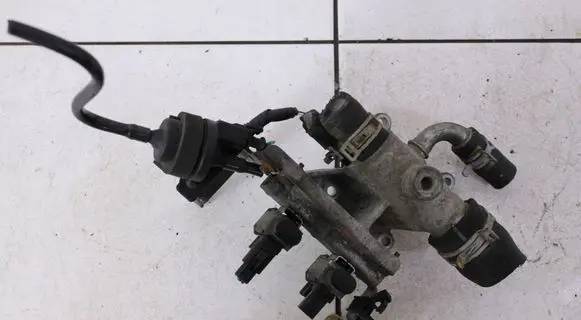 Volvo V70 Thermostat/thermostat housing 1S7G8K556AJ