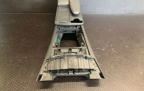 Mercedes-Benz C W204 Center console A2046800150 0005031010