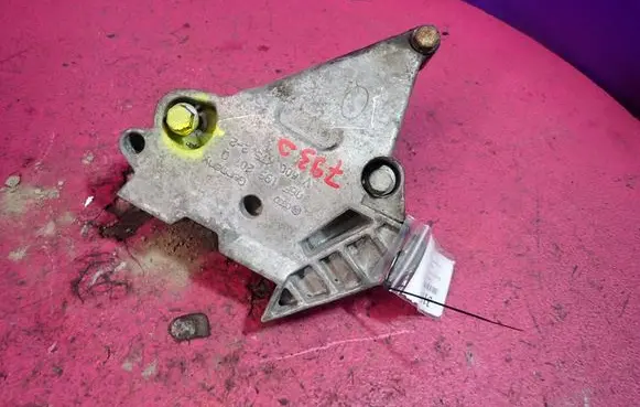 Engine mounting bracket