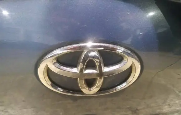 Toyota Yaris Manufacturer badge logo/emblem 