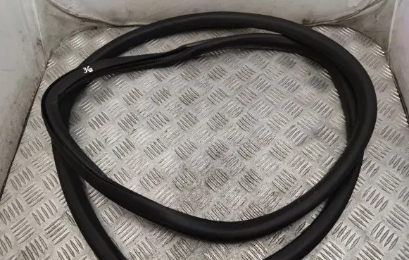 Volkswagen Tiguan Rubber seal rear door 5N0867913