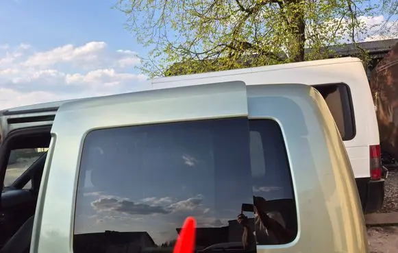 Volkswagen Caddy Rear door window glass DOT682M5532AS3 E000231 E143R001595