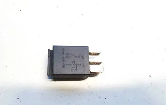 Volkswagen PASSAT B5 Other relay 8Z0951253