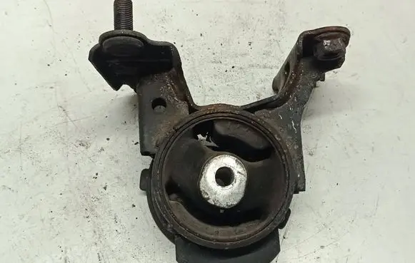 Toyota RAV 4 (XA40) Engine mount bracket 