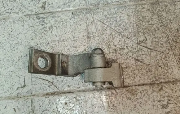 Volkswagen PASSAT B5.5 Front door upper hinge 
