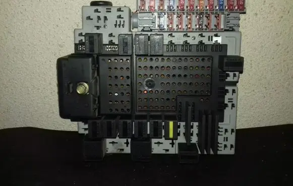 Volvo S60 Fuse module 08679899