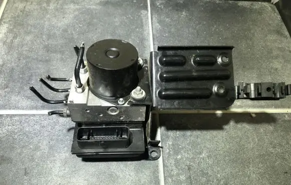 Volkswagen Cross Polo ABS Pump 6R0907379BC 6R0907379AF