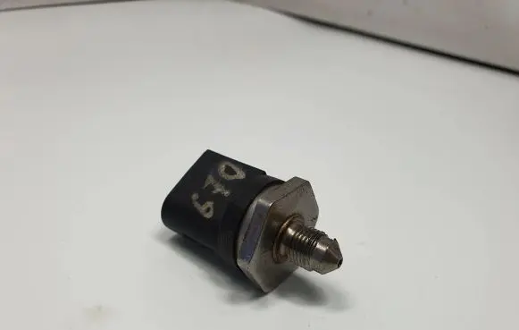 BMW 5 F10 F11 Fuel pressure sensor 7620946 13537620946 0261545044