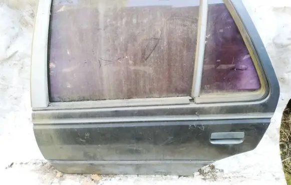 Peugeot 405 Rear door pilkos