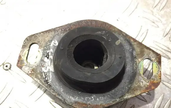 Peugeot 607 Engine mount bracket