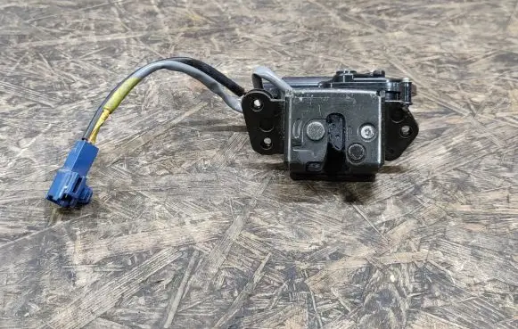 Toyota Corolla Verso AR10 Loading door lock 