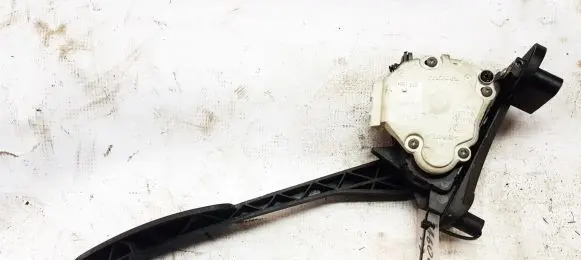 Accelerator throttle pedal