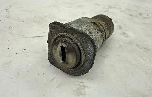 Alfa Romeo 159 Front door lock (next to the handle) 