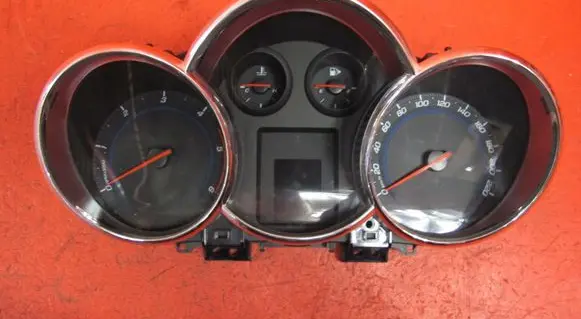 Chevrolet Cruze Speedometer (instrument cluster) 95990338