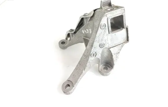 BMW 5 G30 G31 Engine mounting bracket 6861564