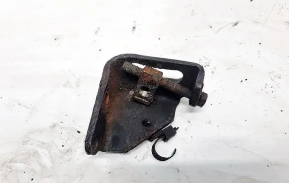 Engine mounting bracket