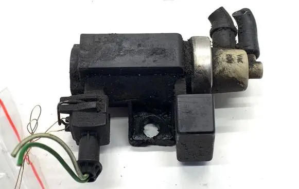 Volvo S60 Fuel pressure regulator 