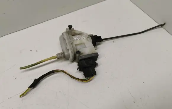 Volkswagen PASSAT B4 Central locking motor 3A0862153B