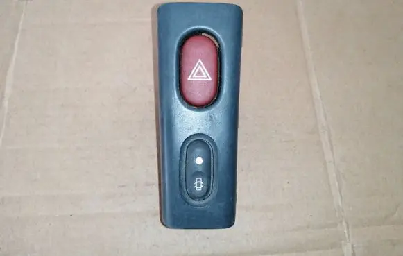 Renault Laguna I Hazard light switch 822955