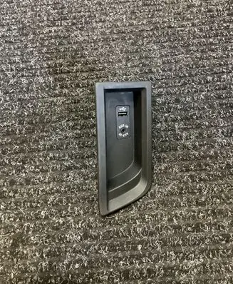 BMW 3 F30 F35 F31 AUX in-socket connector 9207357 105026812 58450710
