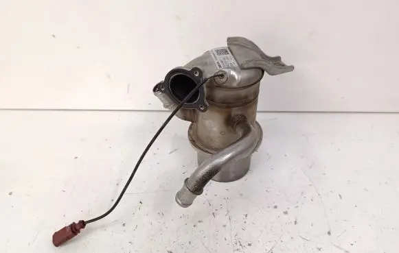 Volkswagen Jetta VI EGR valve cooler 04L131512L DL477007