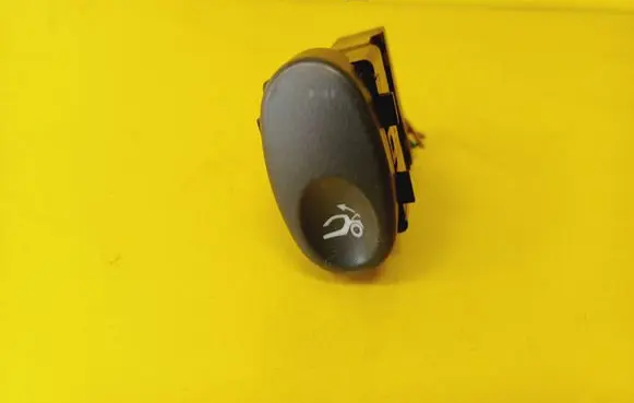 Smart Roadster Tailgate/boot open switch button 0010392V004