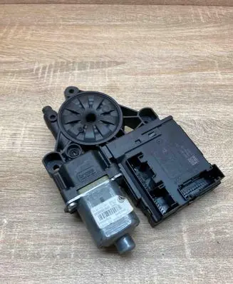 Volkswagen PASSAT B7 Front door window regulator motor 3C0959792C 3AA959702A FRONTLEFT