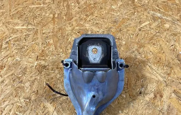 Engine mounting bracket