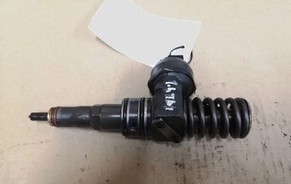 Volkswagen Polo IV 9N3 Fuel injector 038130073BL