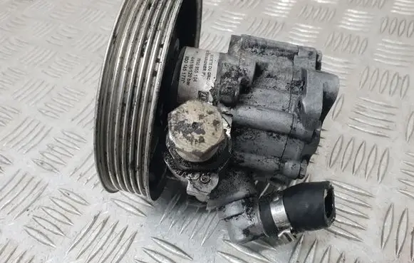 Volkswagen PASSAT B5 Power steering pump 8D0145177D