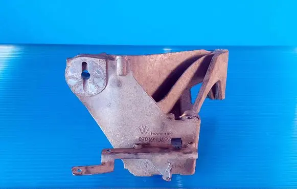Volkswagen Touareg I Engine mounting bracket 070199307A