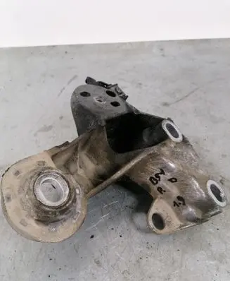 Volkswagen PASSAT B5.5 Engine mounting bracket 8E0199352F