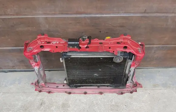 Toyota Yaris Front bodywork piece 
