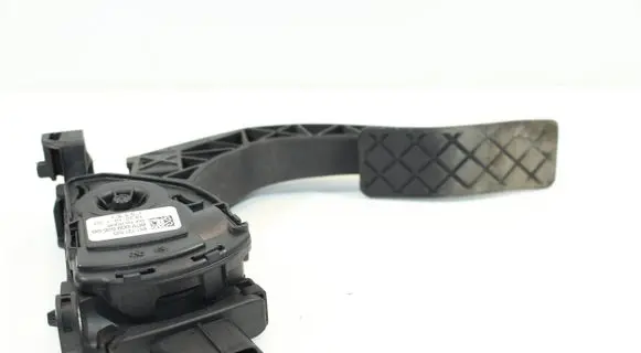 Accelerator throttle pedal