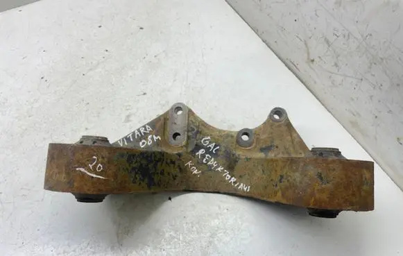 Suzuki Grand Vitara II Rear differential/diff mount bracket 