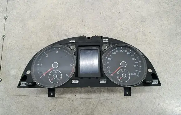Volkswagen PASSAT B7 Speedometer (instrument cluster) 3AA920880H