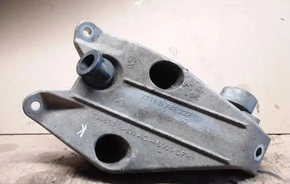 BMW 5 F10 F11 Engine mounting bracket 6781227
