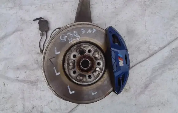 BMW 5 G30 G31 Front wheel hub spindle knuckle 8741266