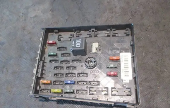 Volkswagen PASSAT B6 Fuse box set 09453898 10561