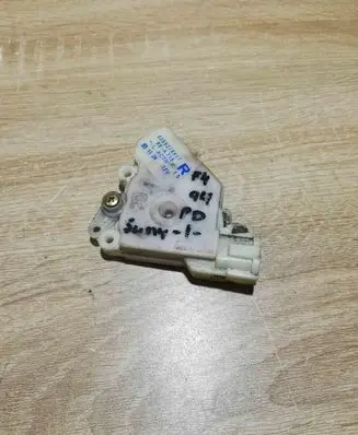 Nissan Sunny Rear door lock 8255279911
