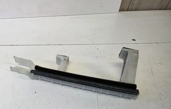 Opel Grandland X Front door windshield rail 9821863080