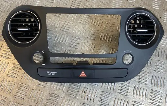 Hyundai i10 Dash center air vent grill 84740B4000