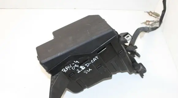 Toyota RAV 4 (XA30) Fuse box cover 8266242180