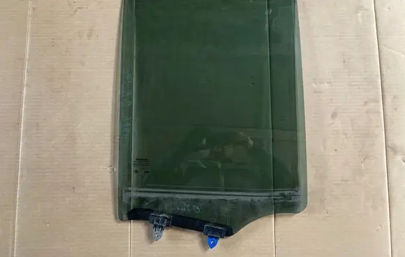 Nissan Navara D40 Rear door window glass 43R004654 DOT211M95AS3