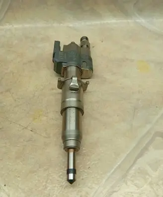 BMW 3 E90 E91 Fuel injector 7589048 10181010