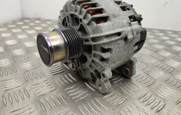 Volkswagen Golf VII Generator/alternator 04C903023M