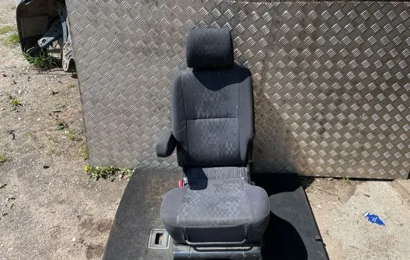 Toyota Avensis Verso Second row seats 