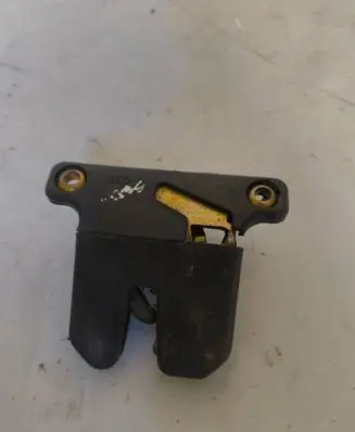 Audi A6 S6 C4 4A Tailgate/trunk/boot lock/catch/latch 8D5827505