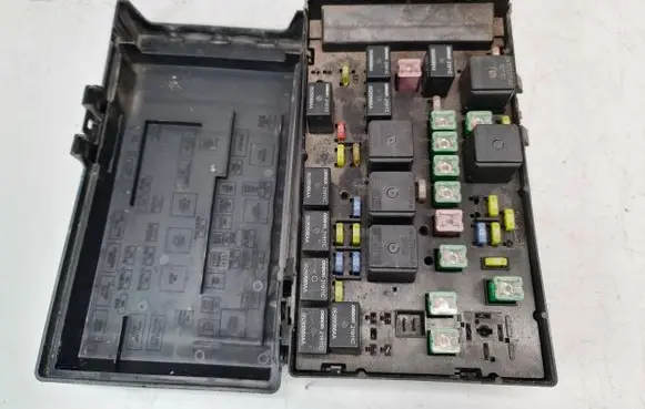 Chrysler Grand Voyager IV Fuse module 05144579AB T012403879